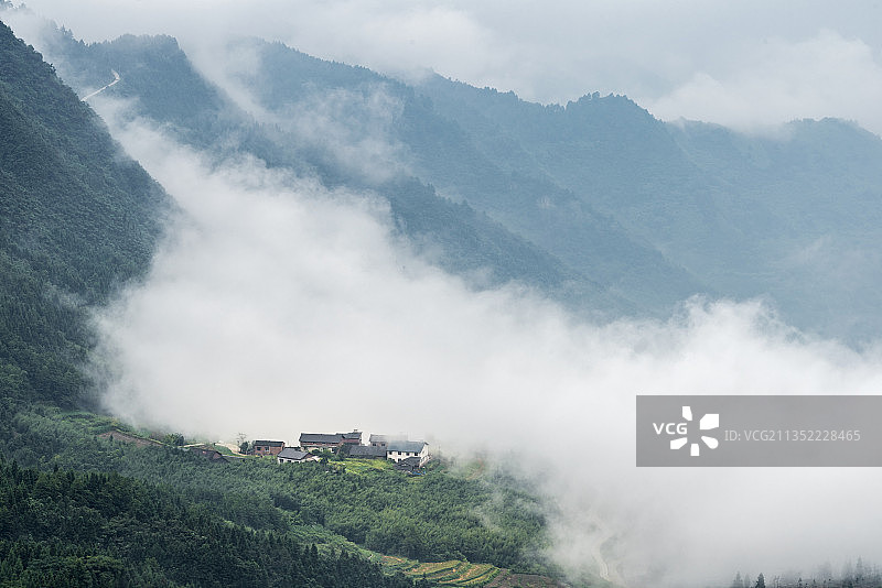 云雾中的重庆綦江区黑山镇美丽乡村自然风光图片素材