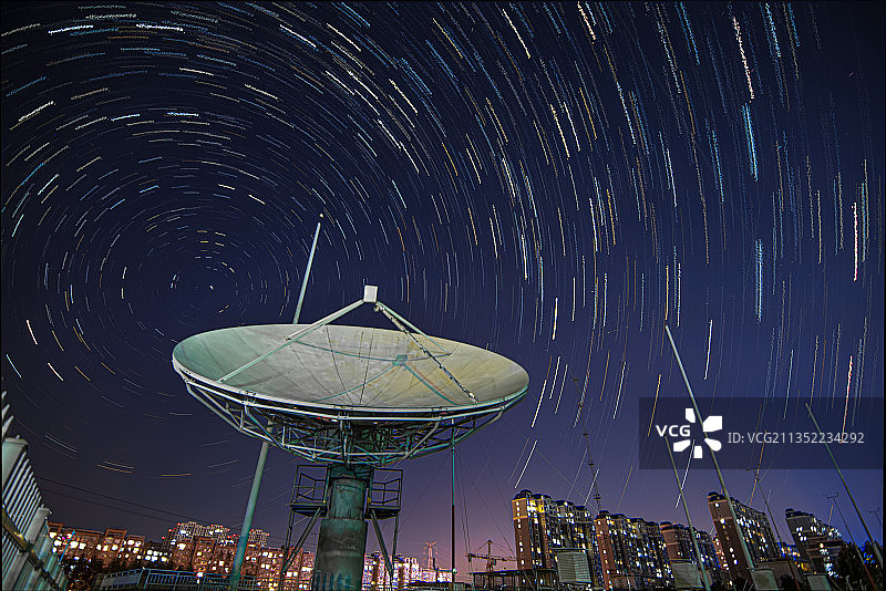 风云四号气象卫星南京信息工程大学地面接收站观测场雷达天线星轨图片素材