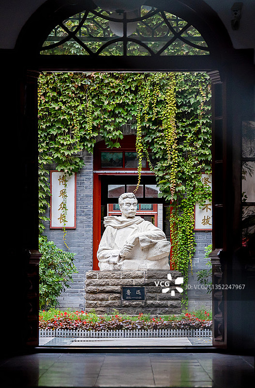 北京鲁迅中学庭院里的鲁迅像图片素材
