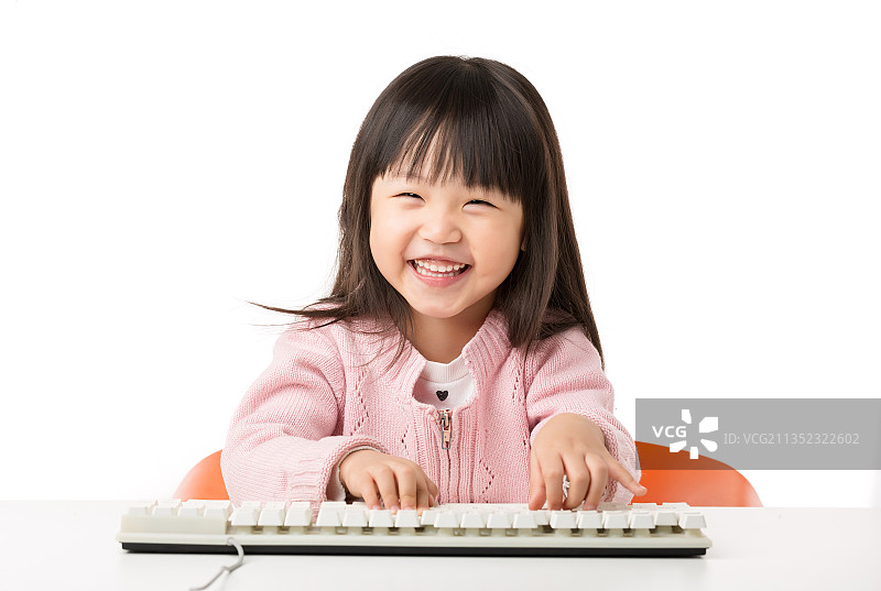 操作键盘的小女孩图片素材