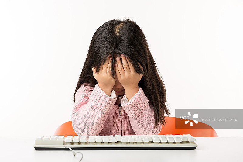 操作键盘的小女孩图片素材