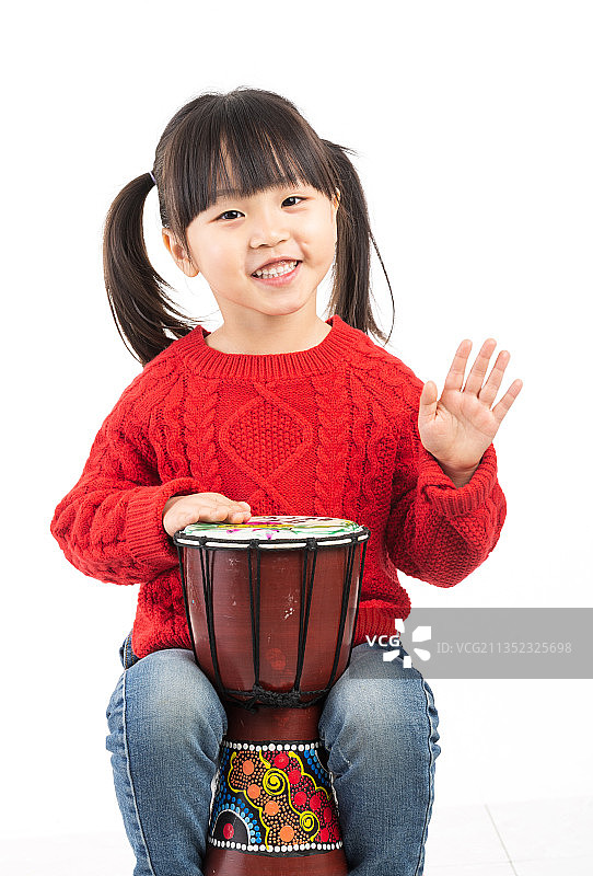 拍非洲鼓的小女孩图片素材
