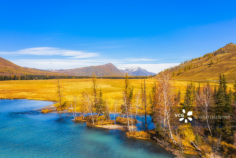 新疆阿勒泰地区布尔津喀纳斯景区喀纳斯河神仙湾秋季清晨户外航拍图片素材