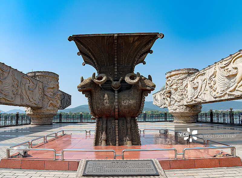 臻于极致的商代青铜典范－长沙四羊方尊雕塑图片素材