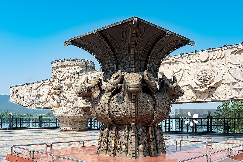 臻于极致的商代青铜典范－长沙四羊方尊雕塑图片素材