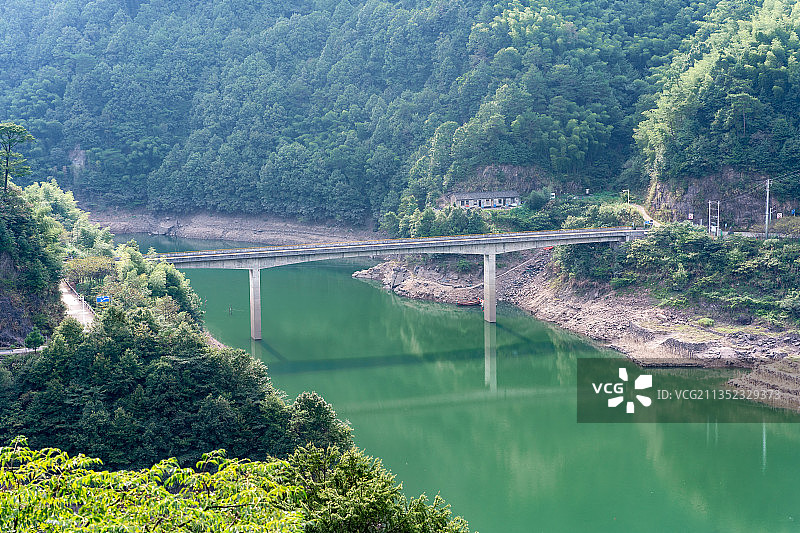 浙江宁波余姚四明山山中的大桥图片素材