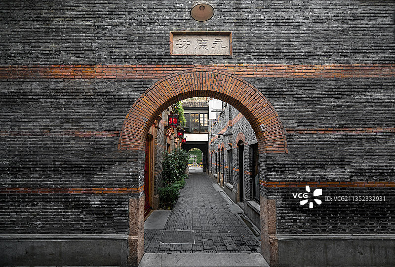 中国上海新天地老上海建筑石库门民居大门图片素材
