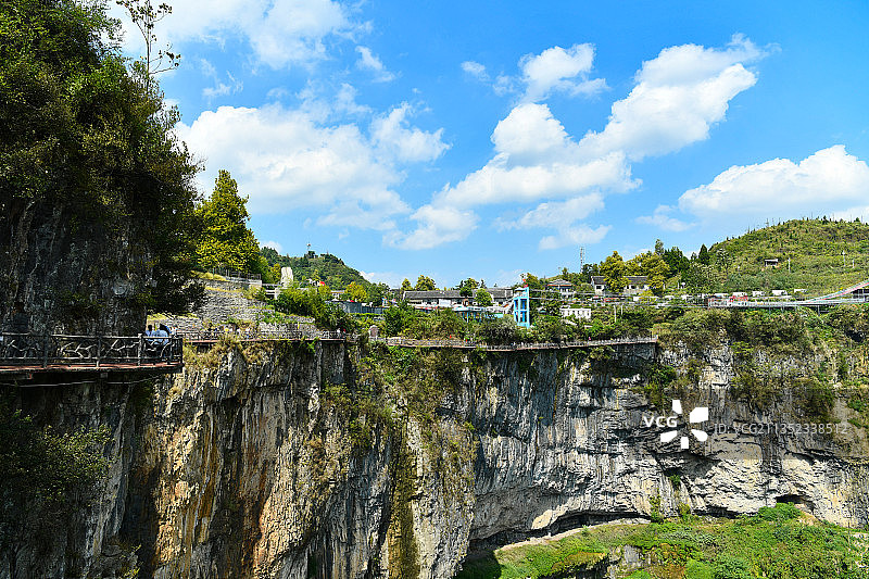 贵州省铜仁市万山特区朱砂古镇悬崖栈道图片素材
