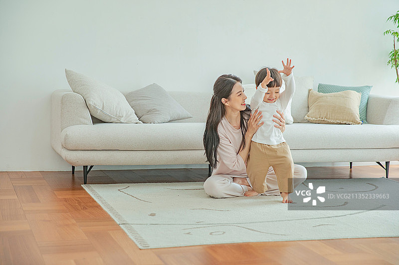 婴儿，男孩，儿童，成长，可爱，父母，妈妈，家庭图片素材