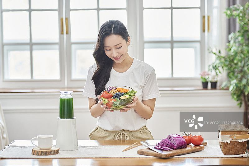 女性，纯素食，素食主义，医疗保健，饮食，排毒，搅拌器图片素材