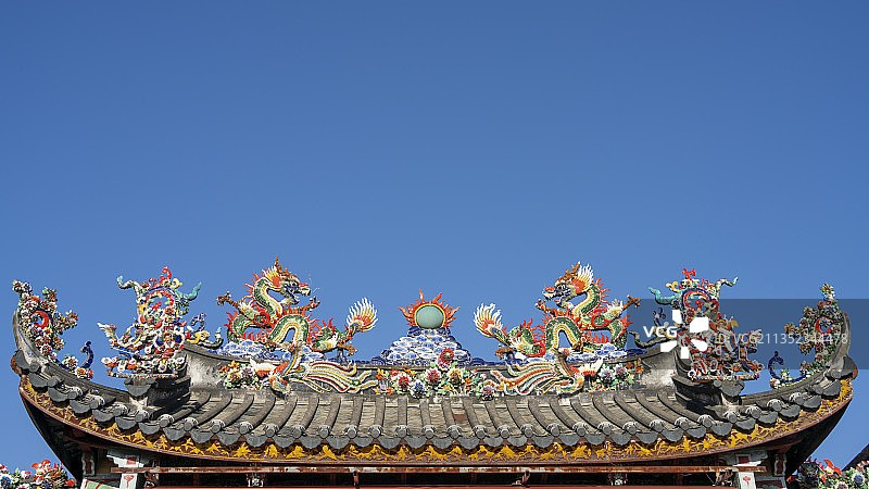 中国广东潮州古城妈祖庙屋顶嵌瓷艺术双龙戏珠图片素材