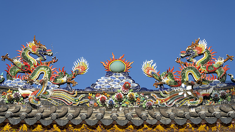 中国广东潮州古城妈祖庙屋顶嵌瓷艺术双龙戏珠图片素材