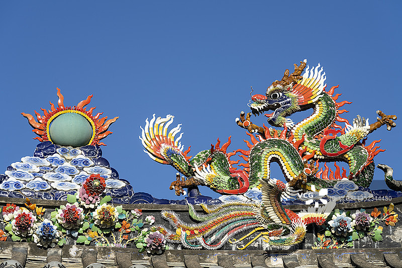 中国广东潮州古城妈祖庙屋顶嵌瓷艺术双龙戏珠图片素材