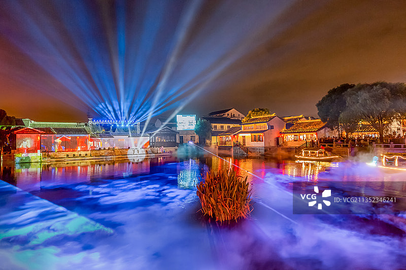 中国江苏省无锡市江南水乡荡口古镇夜景灯光秀表演图片素材