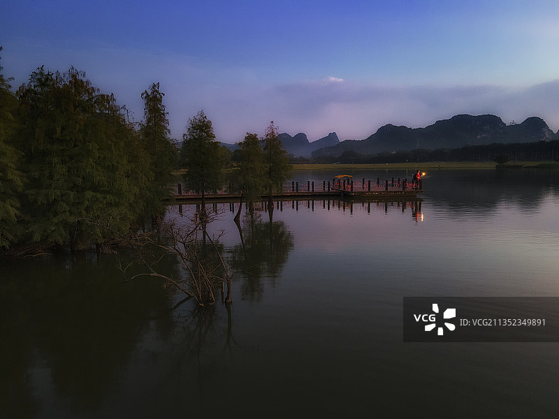 纵情山水间图片素材