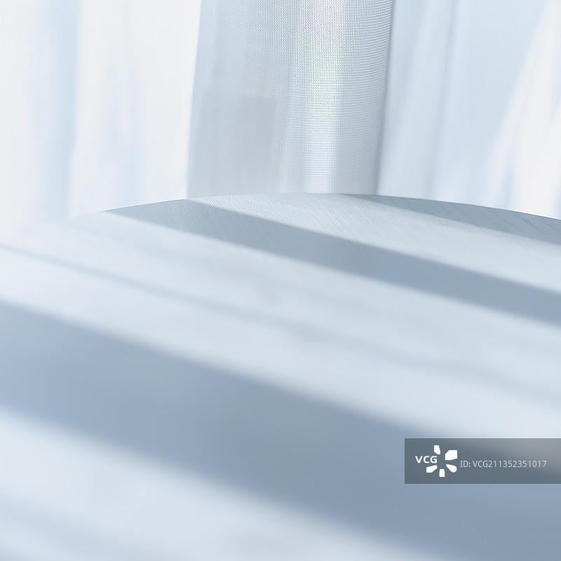 白色桌子和白色窗纱的光影图片素材