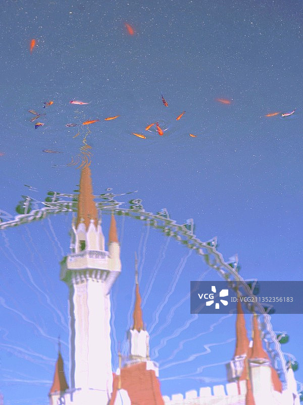 水中城堡倒影与鱼图片素材