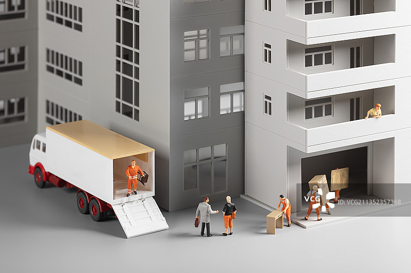 微缩创意新建大楼卡车货运搬家公司专业团队图片素材