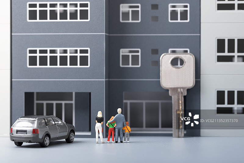 微缩创意新建大楼交房钥匙二胎家庭图片素材