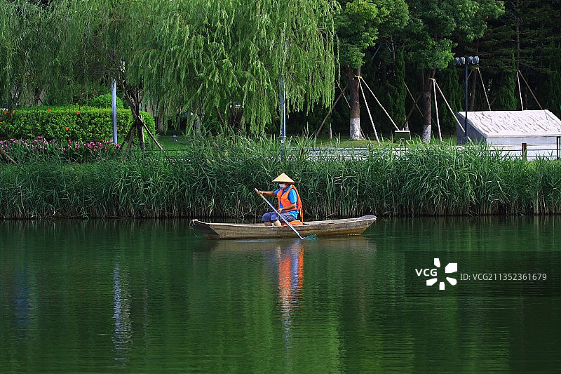 小湖泛舟图片素材