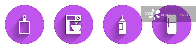 砧板、电动搅拌器和酱油瓶套装图片素材