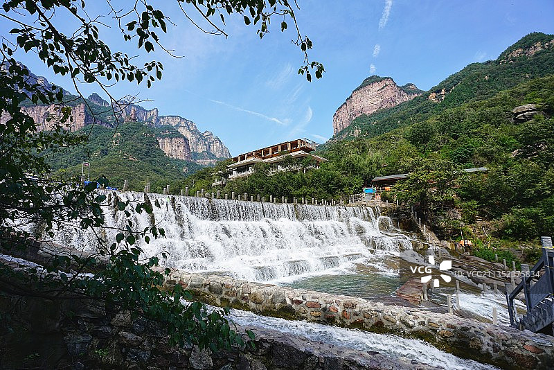 蓝天下八里沟山水风景图片素材