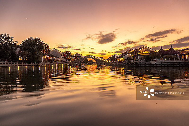 苏州园区斜塘老街晚霞夜景图片素材