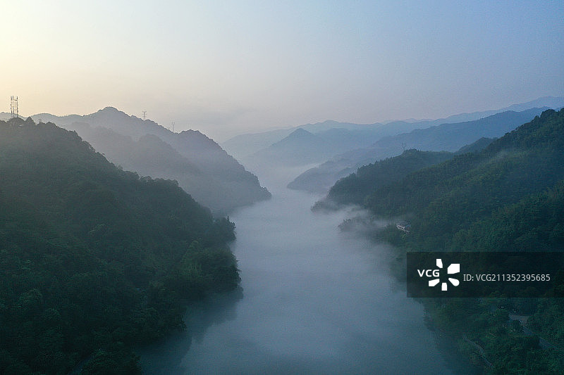湖南省郴州资兴市东江湖国家级名胜风景区雾漫小东江航拍图片素材