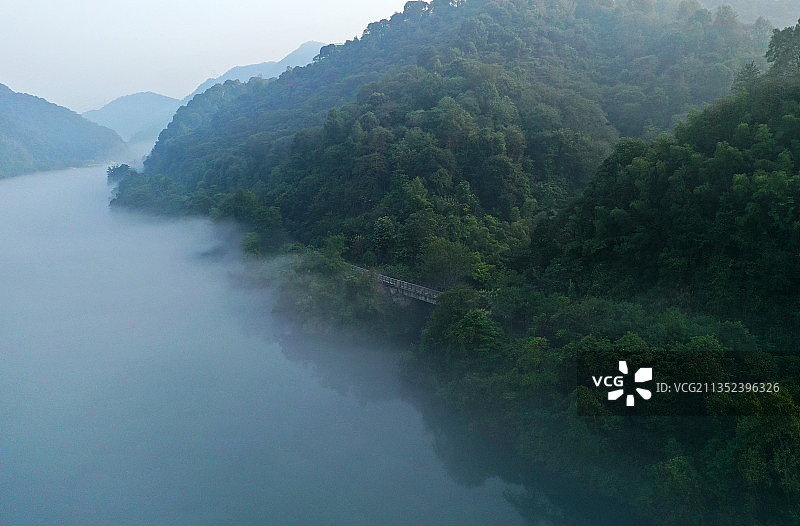 湖南省郴州资兴市东江湖国家级名胜风景区雾漫小东江航拍图片素材