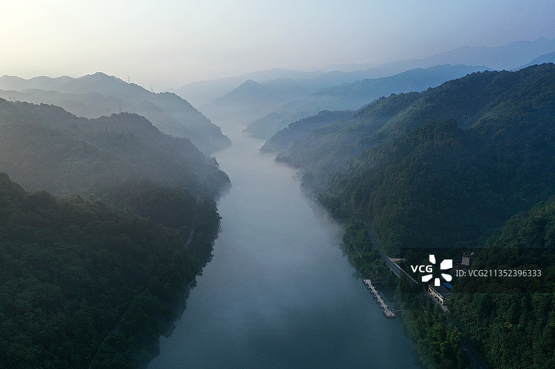 湖南省郴州资兴市东江湖国家级名胜风景区雾漫小东江航拍图片素材