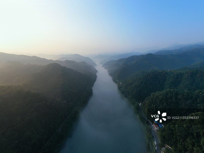 湖南省郴州资兴市东江湖国家级名胜风景区雾漫小东江航拍图片素材