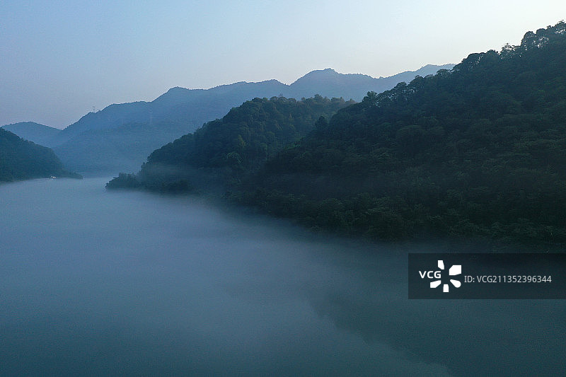 湖南省郴州资兴市东江湖国家级名胜风景区雾漫小东江航拍图片素材