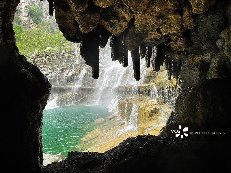 钟乳石画框中的天河瀑布图片素材