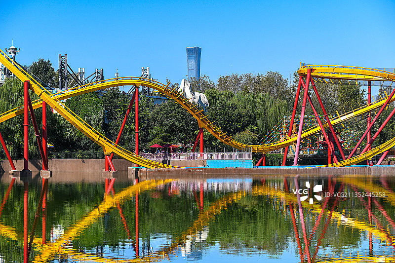 北京欢乐谷过山车和北京中信大厦遥相辉映图片素材