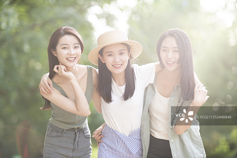 几个闺蜜在公园玩耍放松图片素材