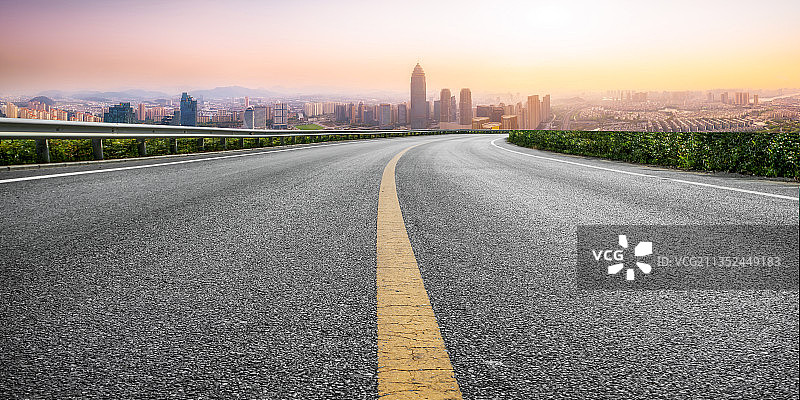 告诉公路行车道和现代建筑图片素材