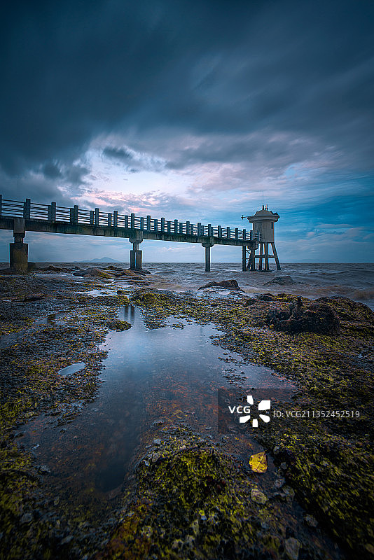 珠海淇澳岛灯塔 风暴来临前的旁晚图片素材