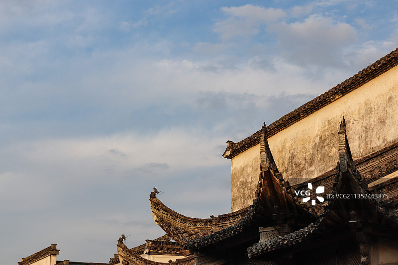 蓝天下的屋顶图片素材