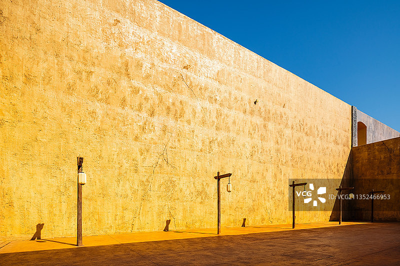 河南郑州《只有河南·戏剧幻城》剧场夯土墙与路灯夏季户外风光图片素材