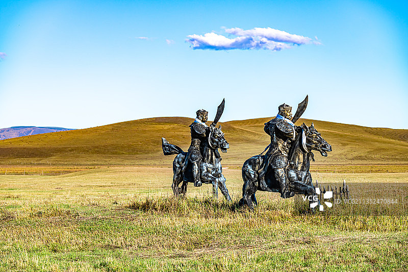 内蒙古乌兰布统草原景区将军泡子景点.乘马车骑马的游客图片素材