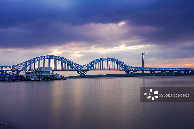 南京大胜关长江大桥（南京长江三桥）铁路桥的长时间曝光图片图片素材