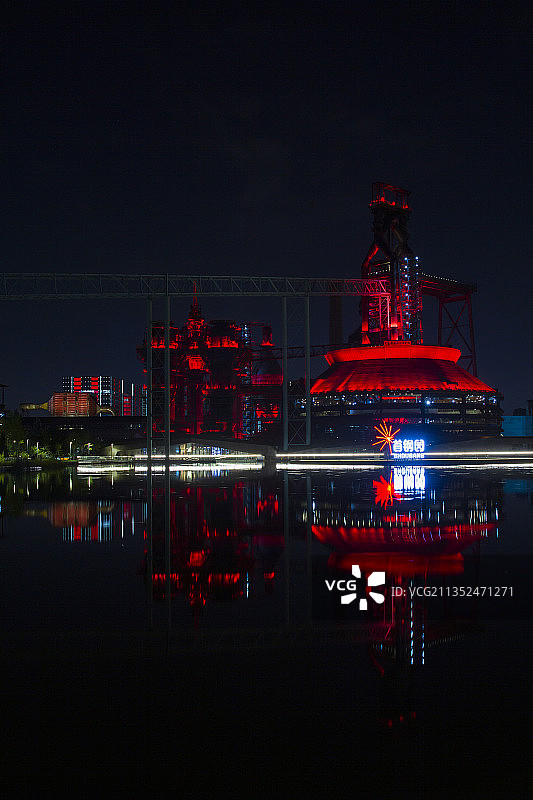 夜幕下的北京首钢园图片素材