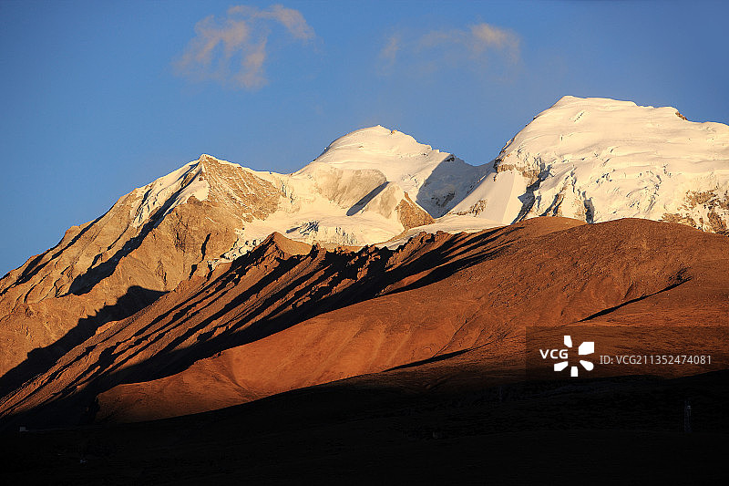 西藏、日出、山脉、壮观、山谷、远山、雪山、冰川、念青唐古拉山图片素材