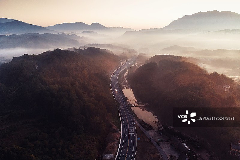 山间晨雾 Morning in the mountains图片素材