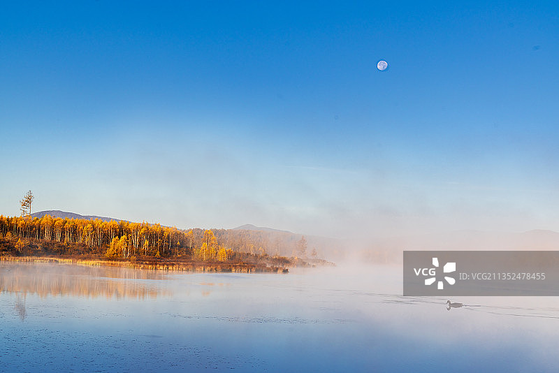 杜鹃湖的清晨明月高悬，云雾缭绕图片素材