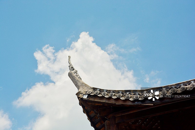 蓝天下的仿古飞檐图片素材