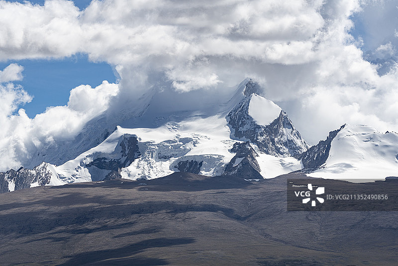 西藏聂拉木希夏邦马峰 喜马拉雅山脉的著名高峰图片素材
