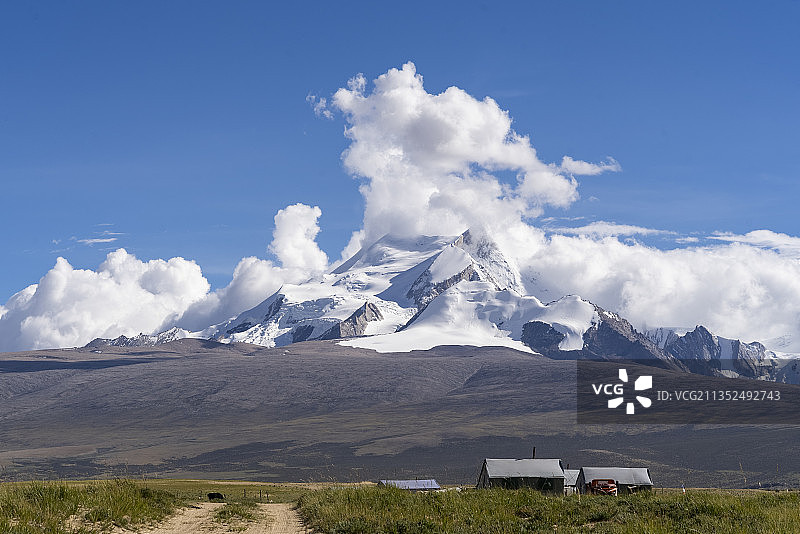 西藏岗彭庆雪峰，希夏邦马西峰图片素材