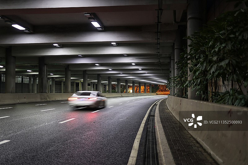 夜色下的地下通道图片素材