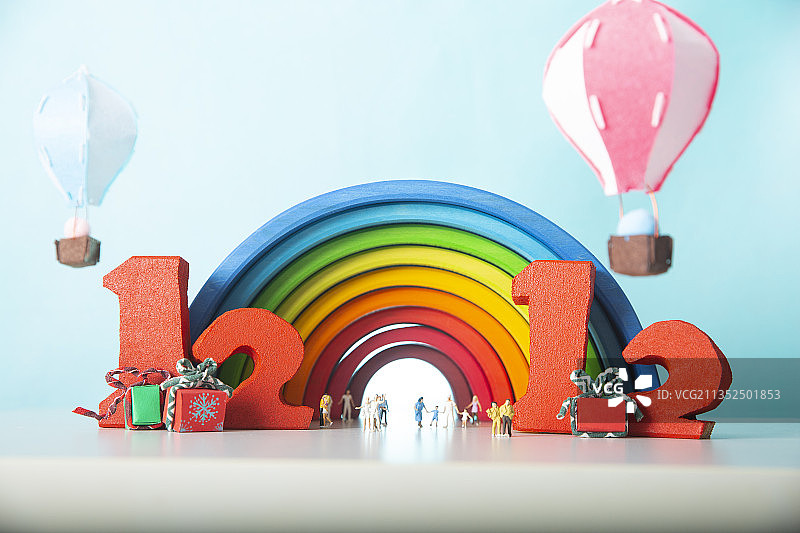 双十二购物节、热气球、礼物和小人偶们创意静物图片素材